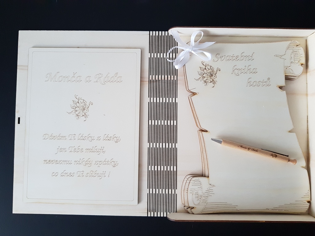 vnitřní část svatební knihy s propiskou a pergameny