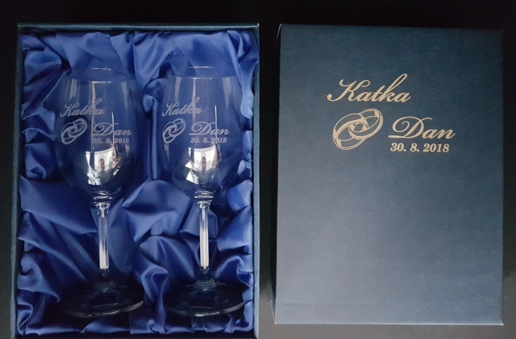 Svatební vinné sklenice v dárkové krabičce