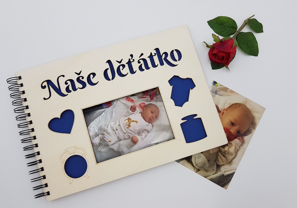 Dřevěné fotoalbum pro novorozence - gravírované a řezané