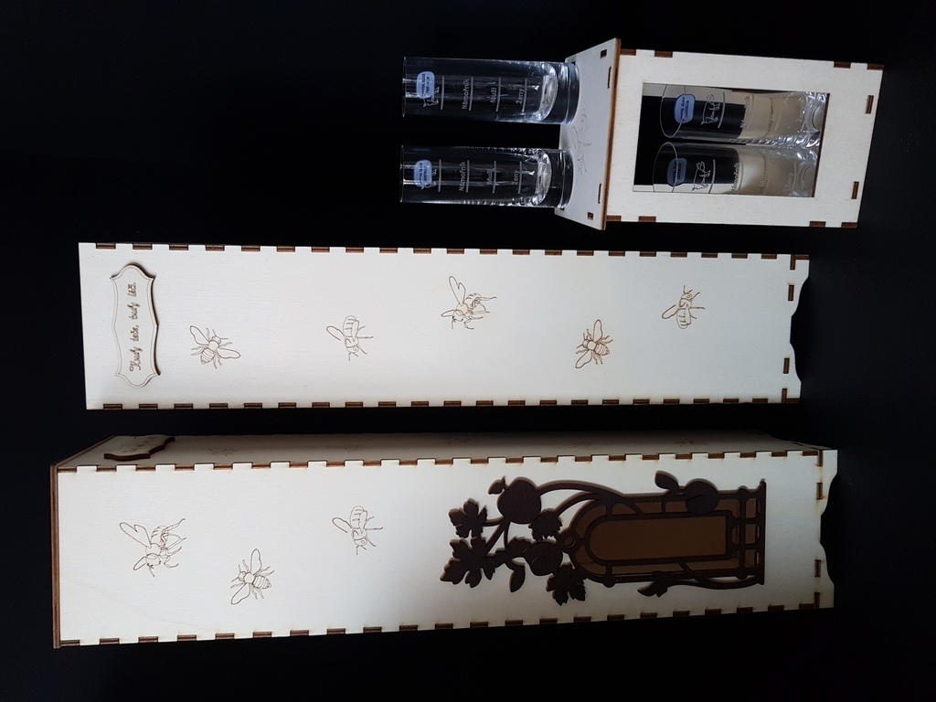 Luxusní dárkový box na alkohol s gravírovaným setem 4ks štamprlí