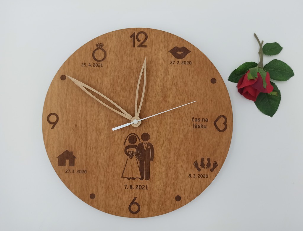 Dřevěné, svatební hodiny pro novomanžele