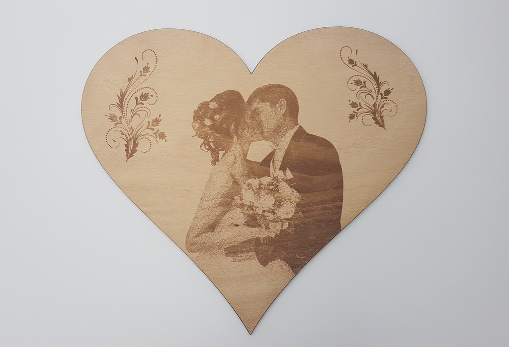 Dřevěné svatební srdce s fotografii