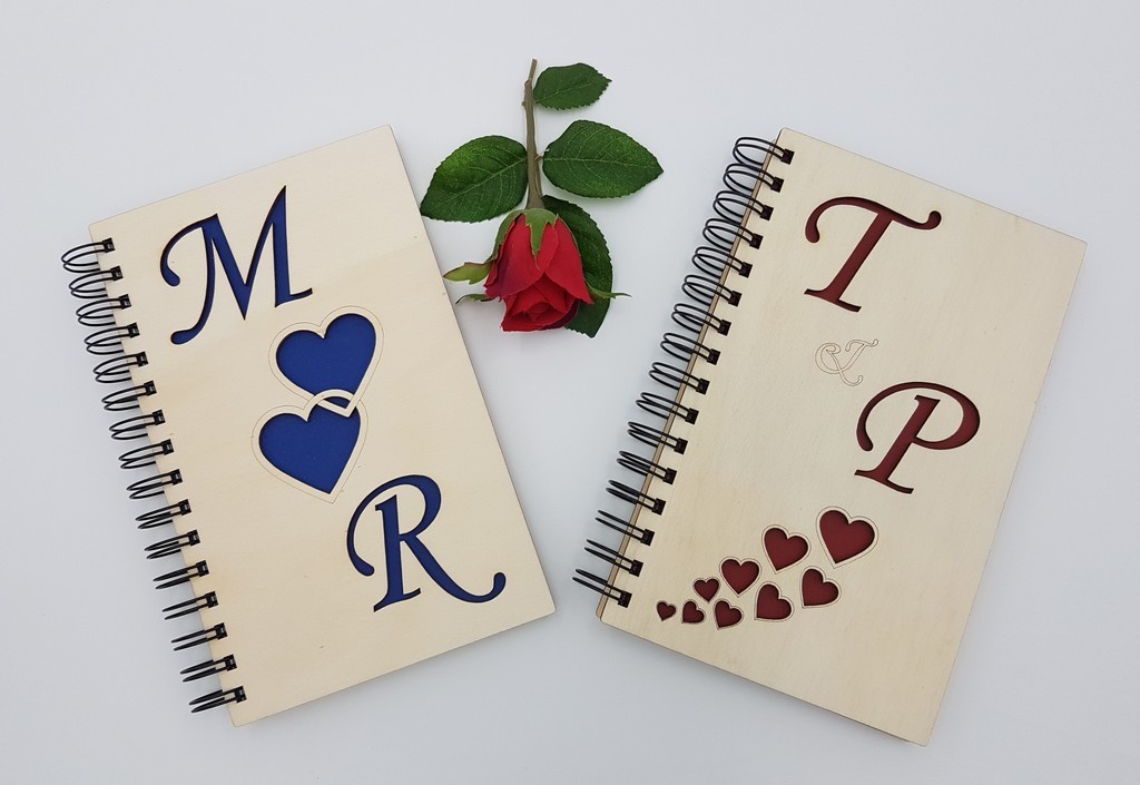 svatební zápisník řezaný a gravírovaný s monogramem