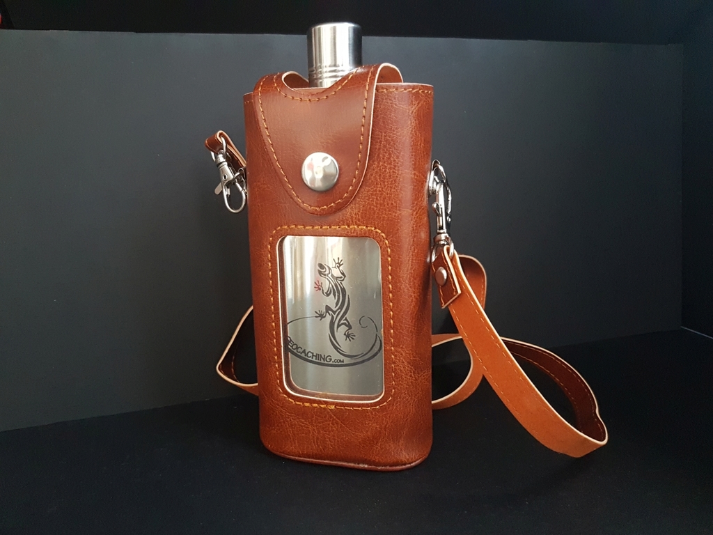 Butilka (placatice) v pouzdru a panákem, s gravírovanou ještěrkou