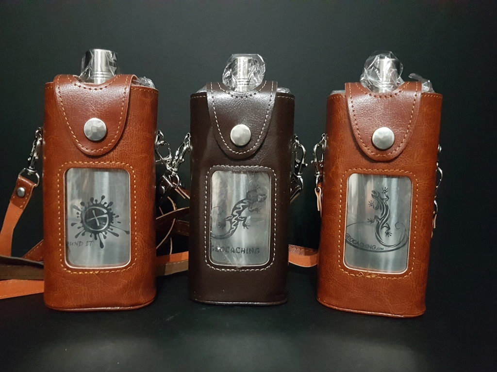 Butilka (placatice) v obalu, panákem a gravírovaným motivem GC