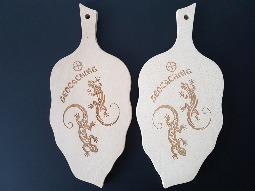 Dřevěné prkýnko list s ještěrkami a nápisem GC