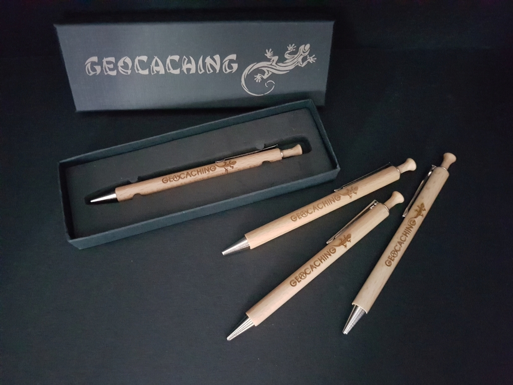 Dřevěné propisky s motivem GC a papírovou krabičkou