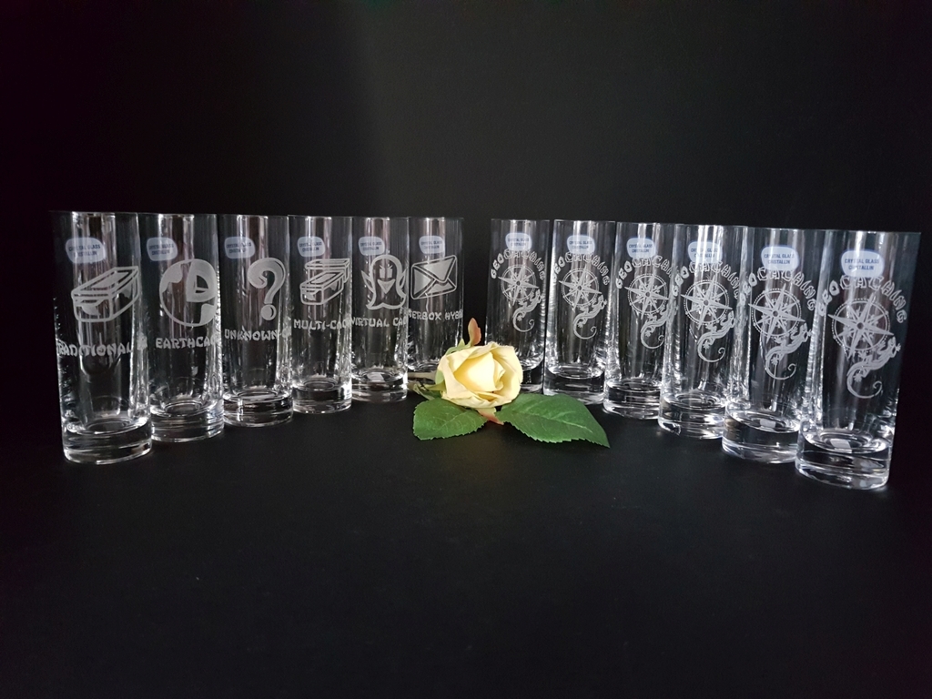 Gravírované štamprle s motivy GC