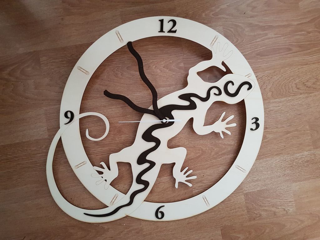 Dřevěné hodiny - ještěrka Geocaching se strojkem německé výroby