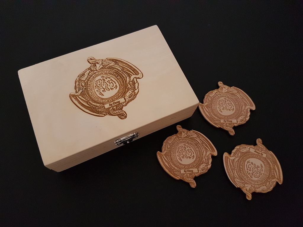Gravírovaná krabička na kešku - dřevěný geocoin