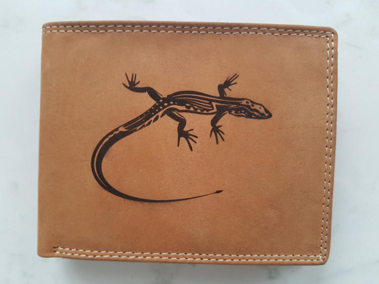 Peněženka s gravírovanou ještěrkou