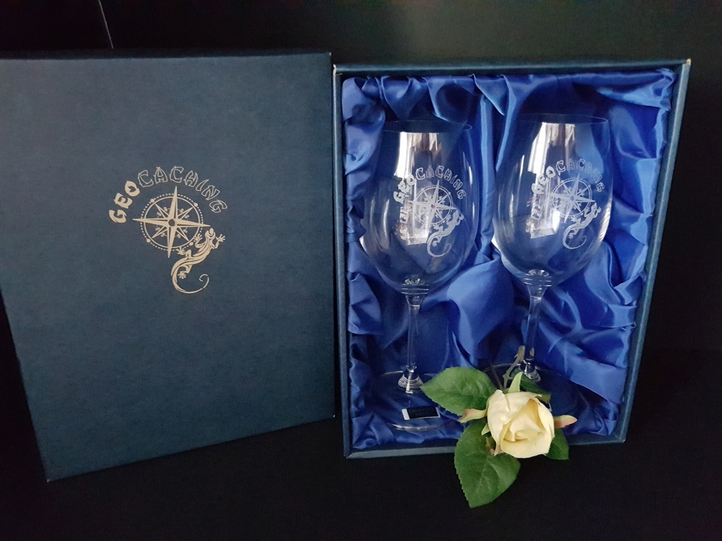 Gravírovaná sada-vinné sklenice s krabičkou a motivem Geocachingu