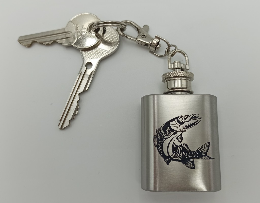 kovová mini placatka štika - přívěsek na klíče
