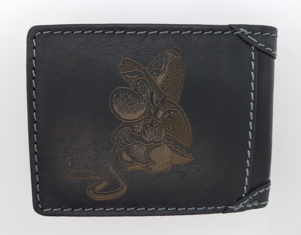 gravírováná kožená peněženka