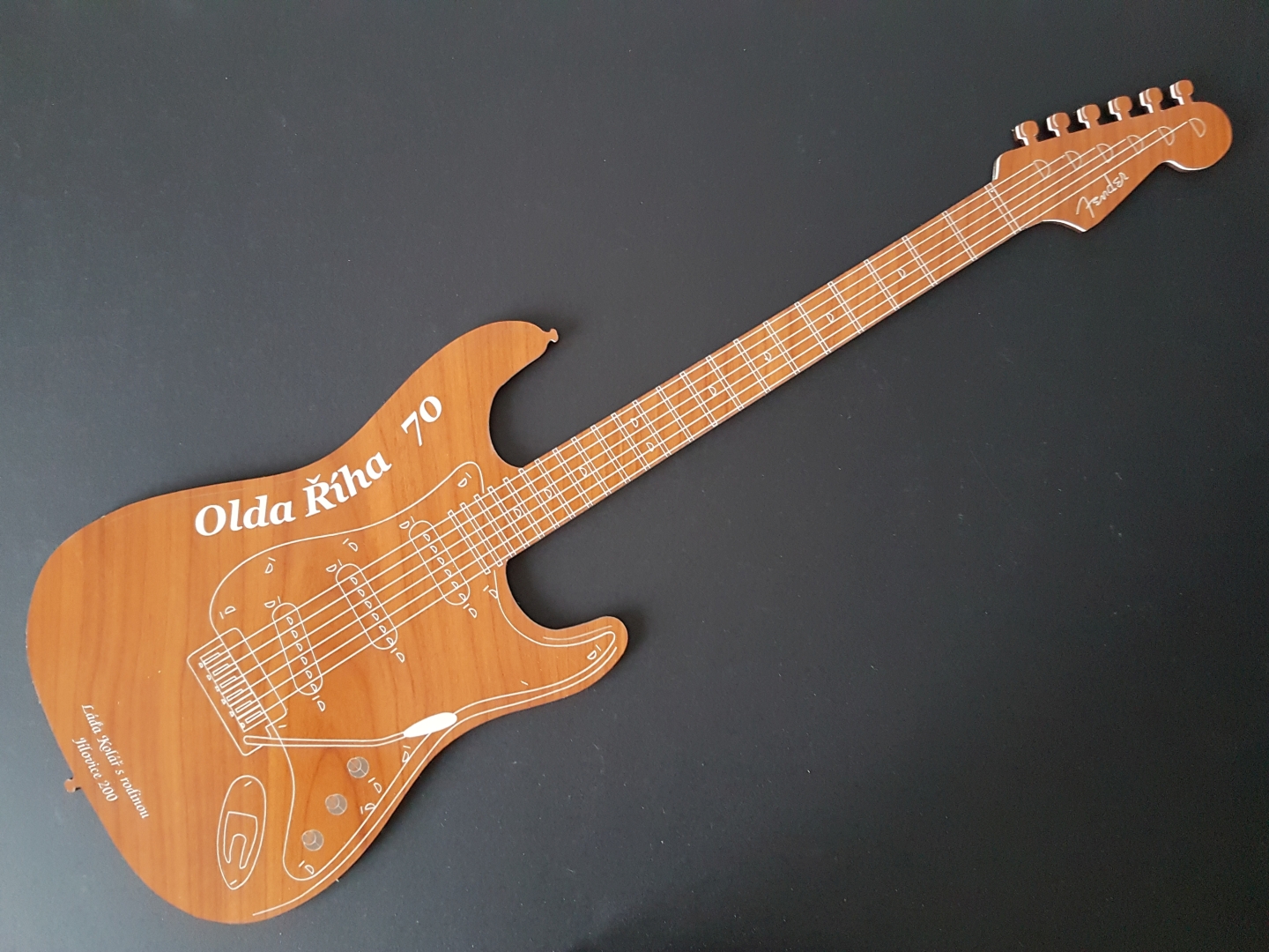 Gravírovaná  dárková kytara z plastu