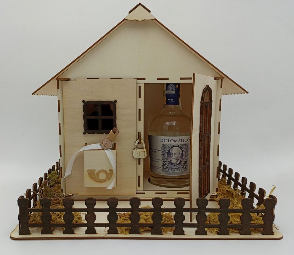 Dřevěný domeček na dar novomanželům