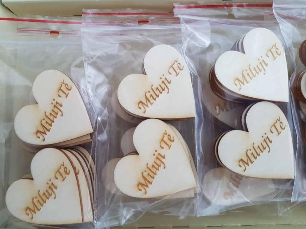 Dřevěná srdíčka na stůl