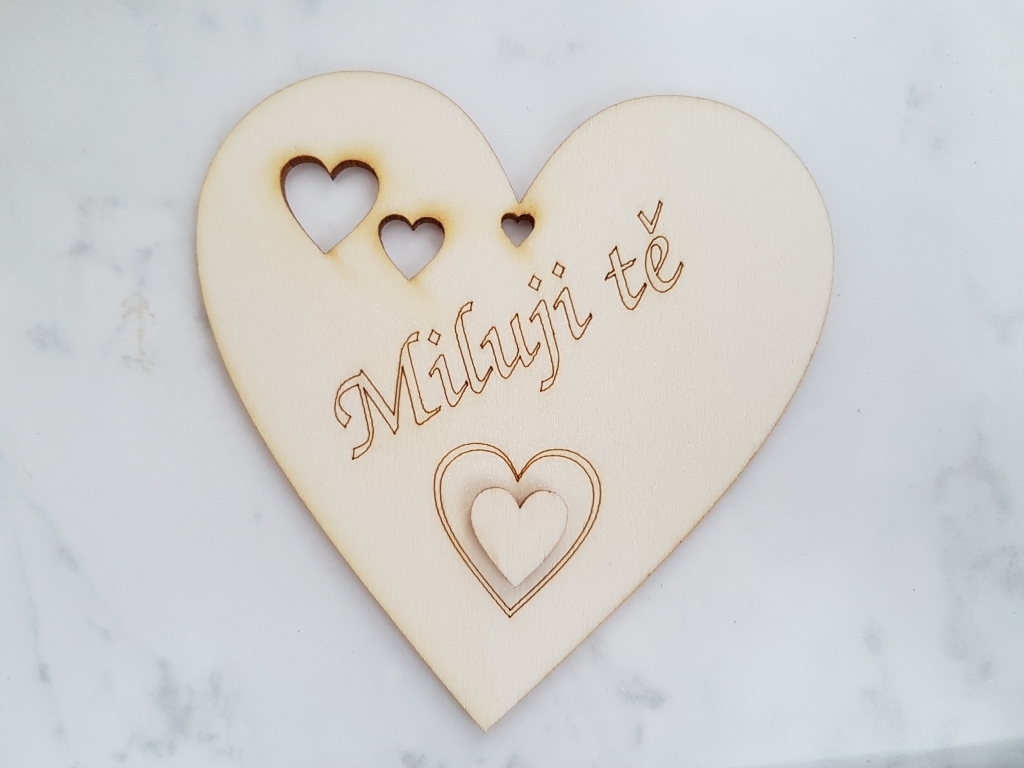 Vyřezávané dřevěné srdíčko