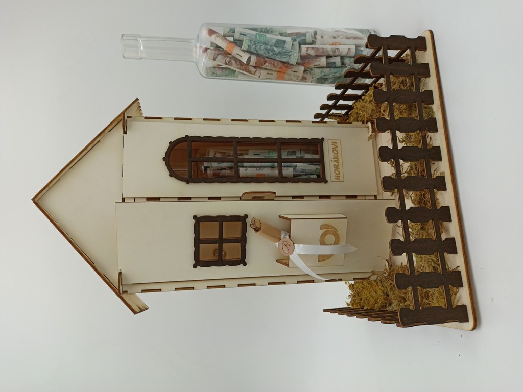 Dřevěný domeček na dar novomanželům - peníze v lahvi