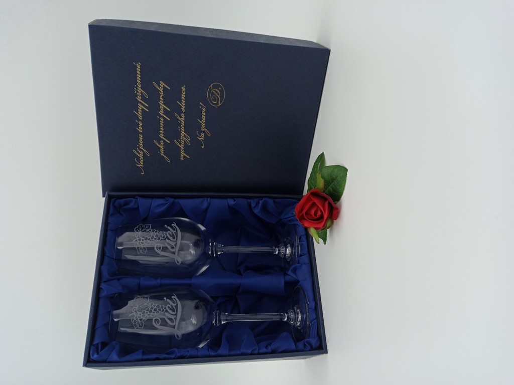 Svatební dárkový set s gravírovanýma skleničkama a krabičkou