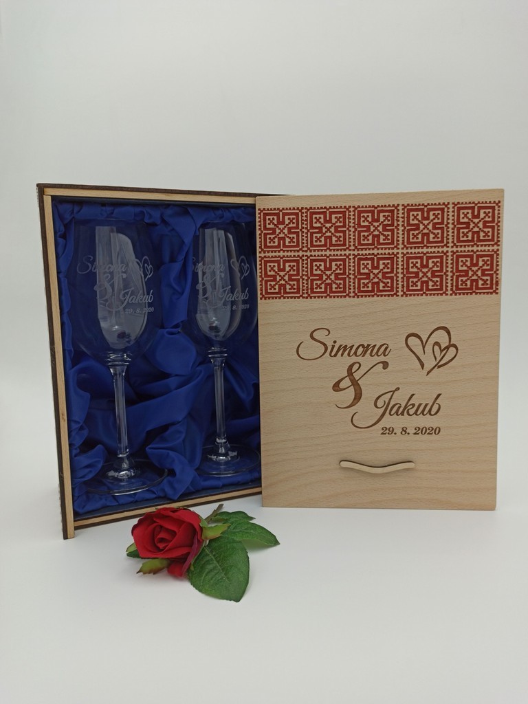 Svatební, dřevěná dárková krabice s gravírovanýma vinnýma skleničkama