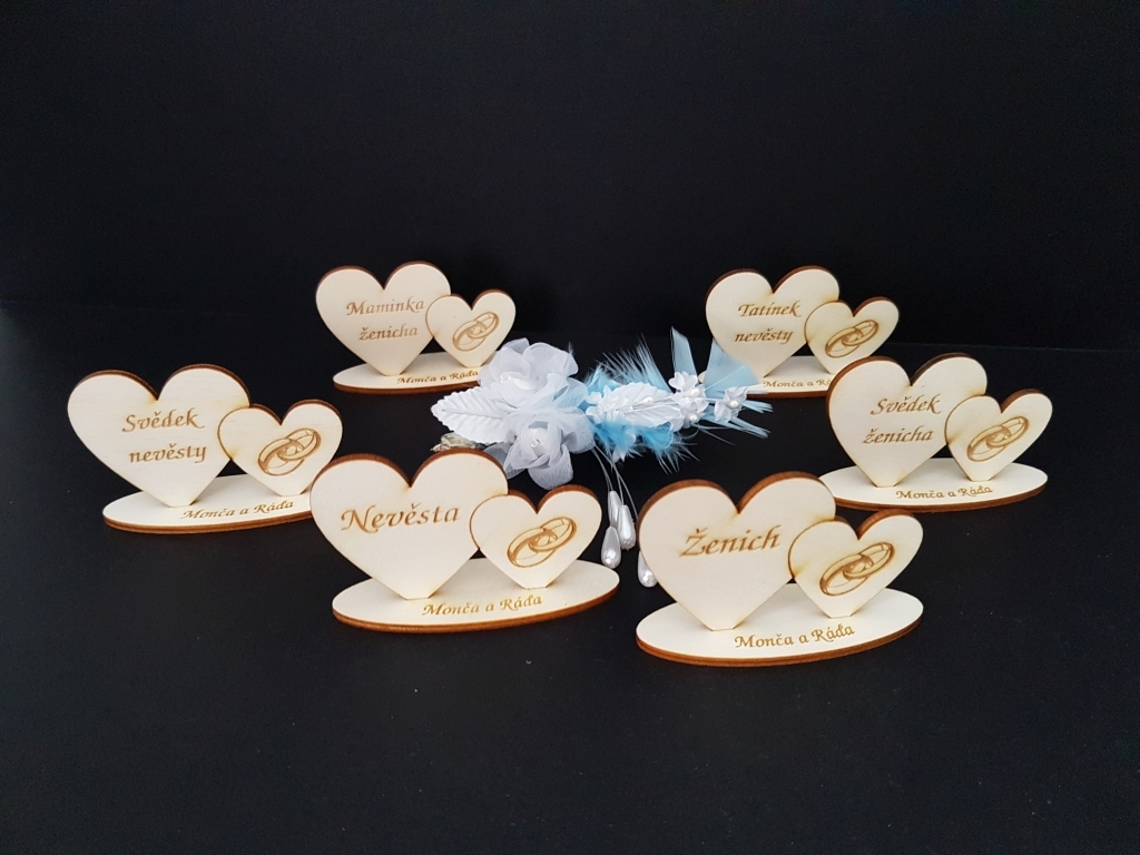 Jmenovky srdíčka s podstavcem-zasedací pořádek na svatbu