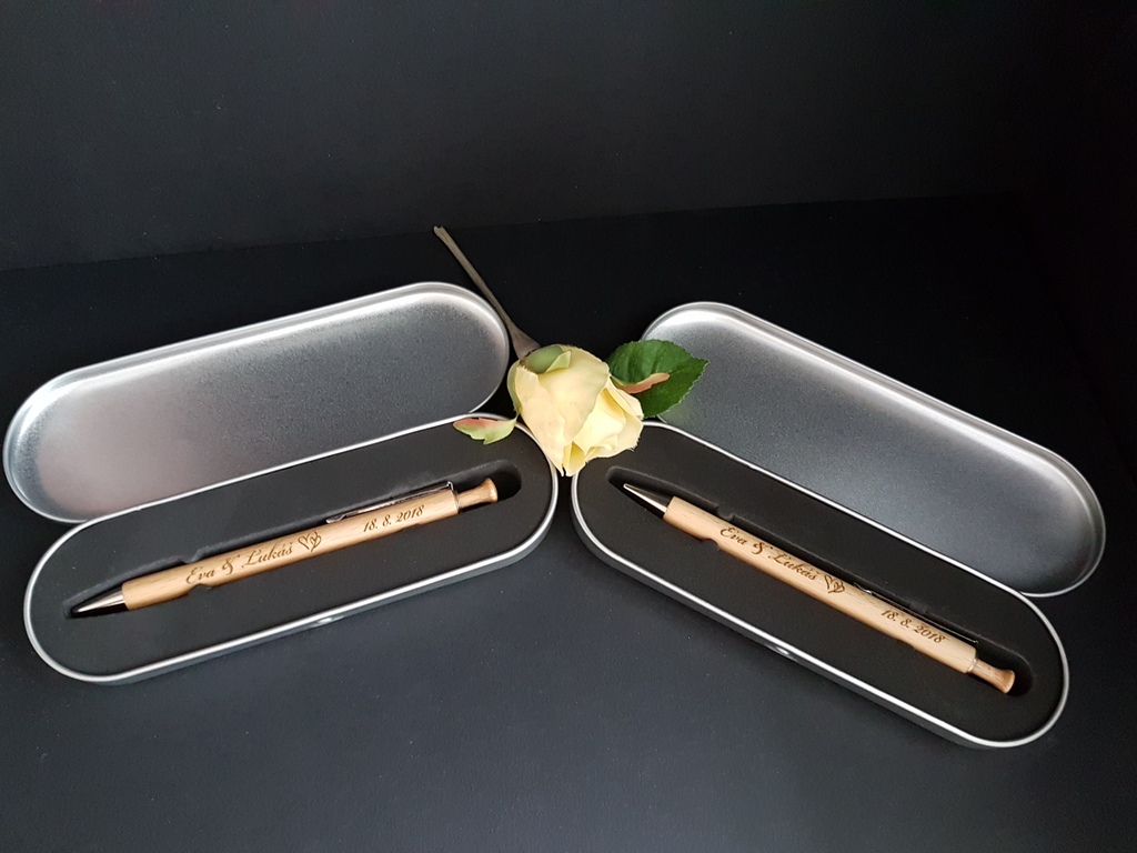 Svatební dřevěné propisky s pouzdrem - novomanželům