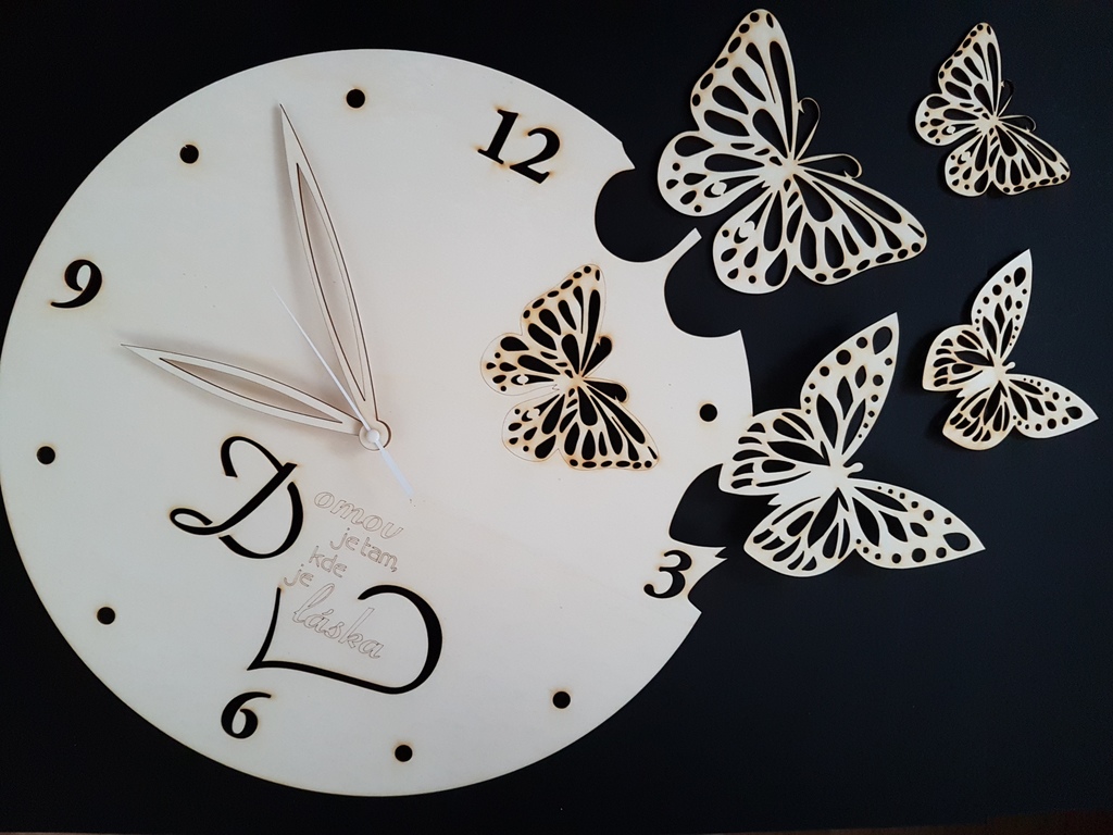 Dřevěné hodiny s motýlkama - topolové