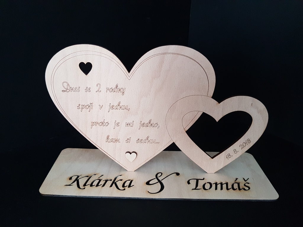 Svatební, dřevěné, gravírované srdce - jmenovka na stůl