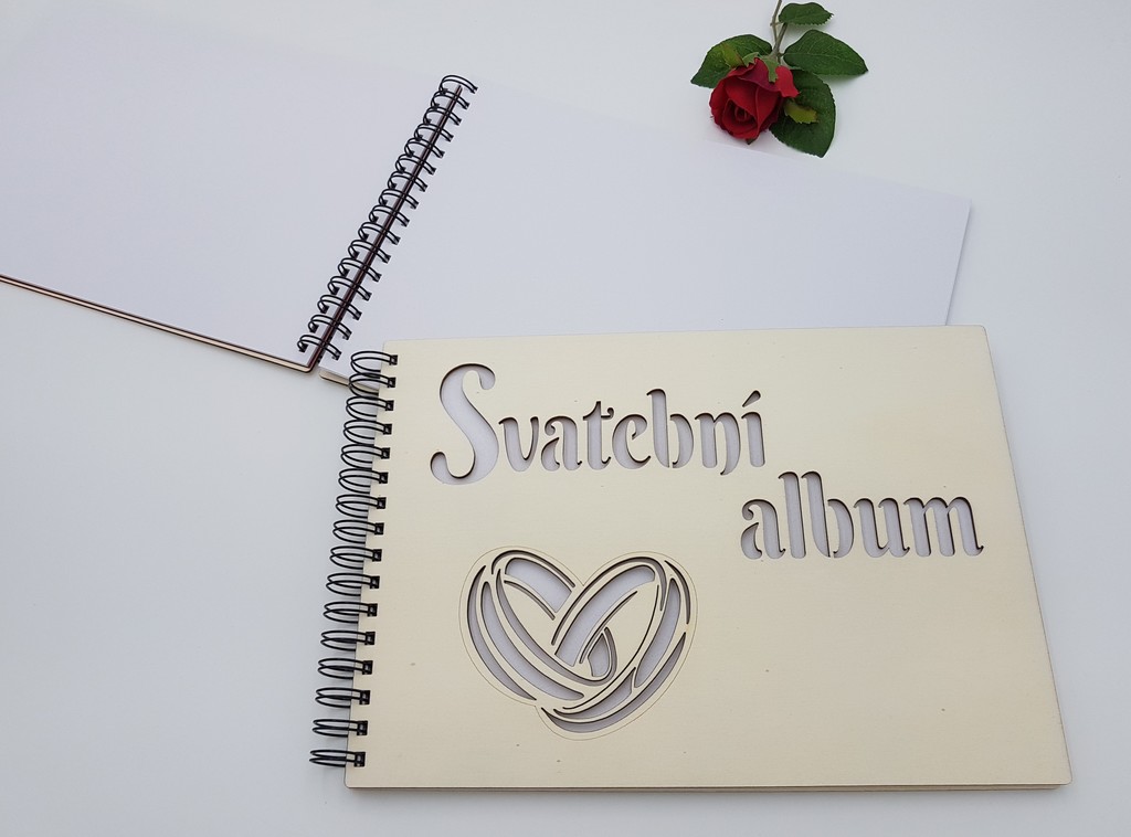 Dřevěné svatební fotoalbum- řezané a gravírované