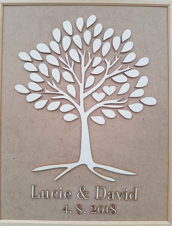 Dřevěný vyřezávaný, svatební strom lásky se jmény a datem