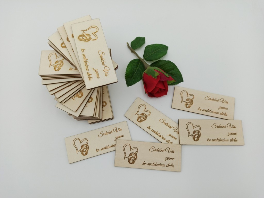 Dřevěná pozvánka ke svatebnímu stolu