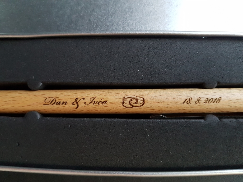 Dřevěná svatební propiska s prstýnky