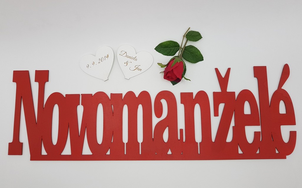 novomanželé - dřevěný barvený nápis