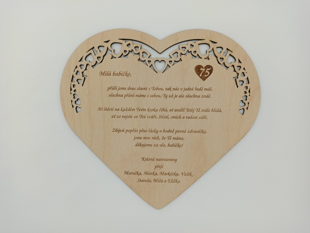 Dřevěné srdíčko s textem k narozeninám