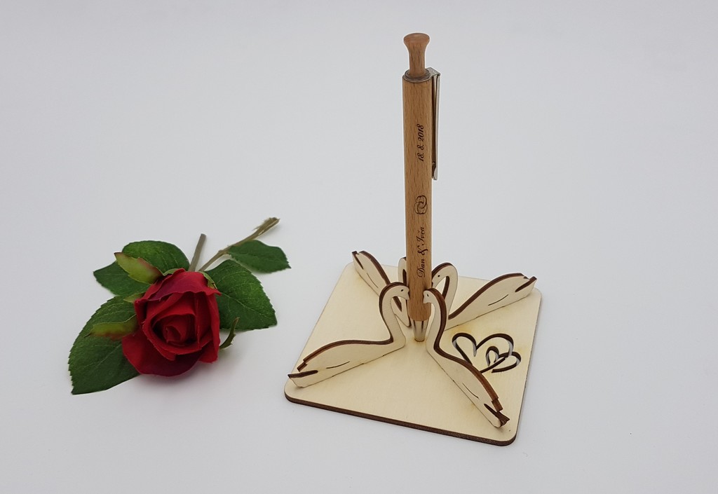 Dřevěný, svatební stojánek na propisku se čtyřmi labutěmi