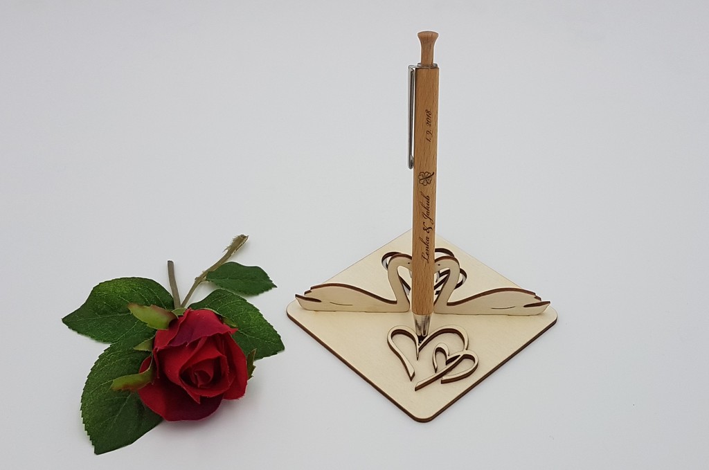 stojánek na propisku se dvěma labutěmi