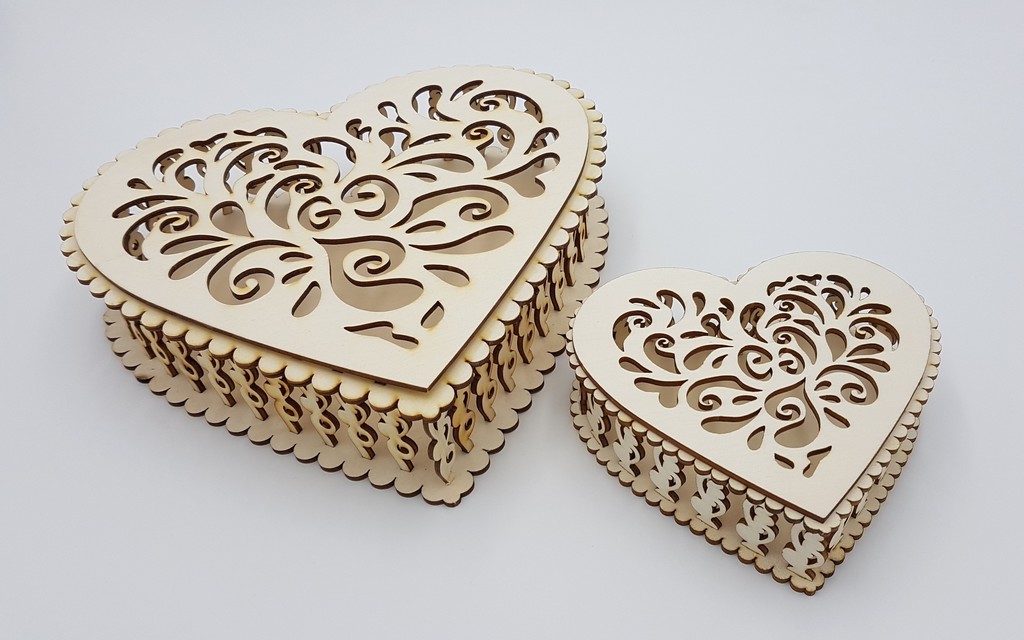 Dřevěné velké a malé srdce na cukrovinky