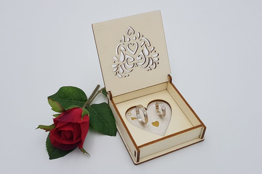 Dřevěná svatební krabička na snubní prsteny