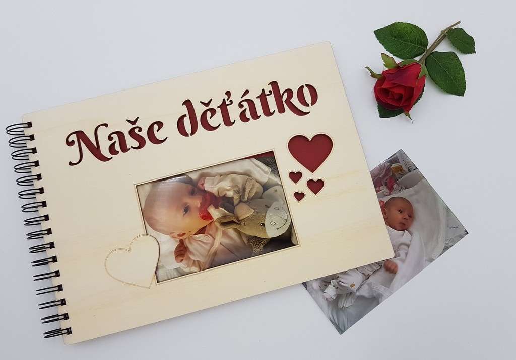 Dřevěné fotoalbum pro novorozence - gravírované a řezané