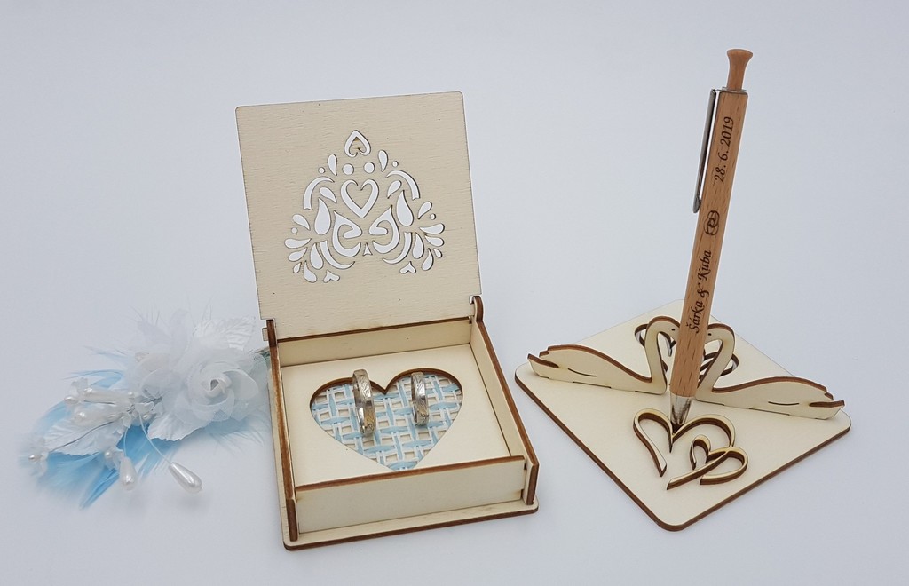 Dřevěná krabicka na snubní prsteny a dřevěný stojánek na propisku