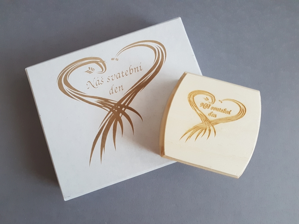 Gravírované krabičky (papírová a dřevěná)