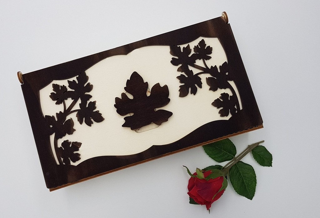 Dřevěná šperkovnive se zámečkem