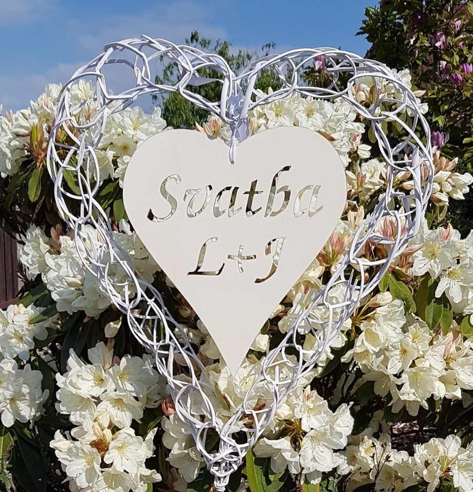 Dřevěné, řezané svatební srdce