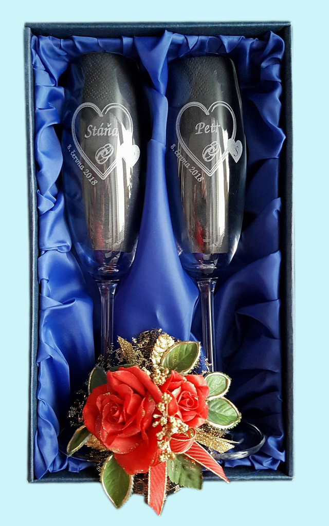 Jmenovky na stůl - sklenice na šampus se jmény svatebčanů