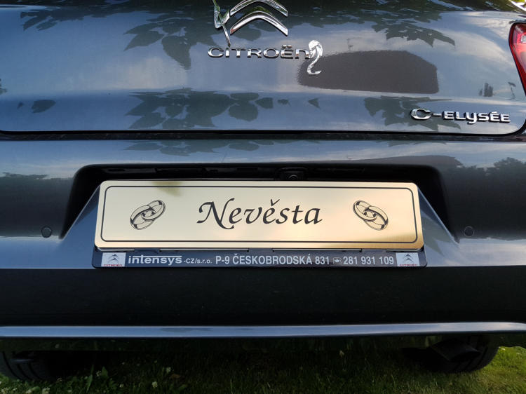 Svatební zlatá SPZ přichycená na rámečku - UV odolný plast pro exteriéry