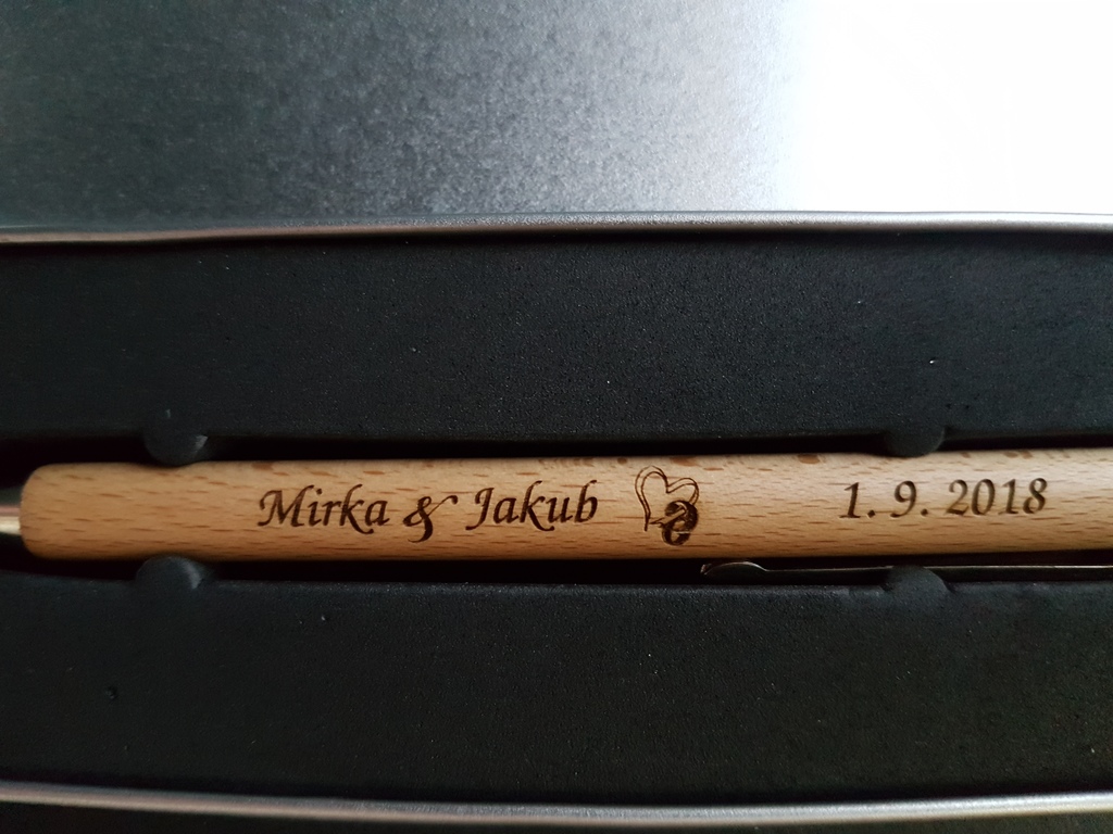 Dřevěná svatební propiska srdce a prstýnky