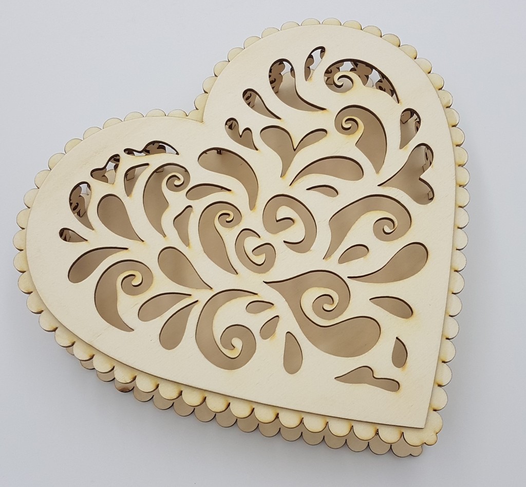 Dřevěné vyřezávané srdce