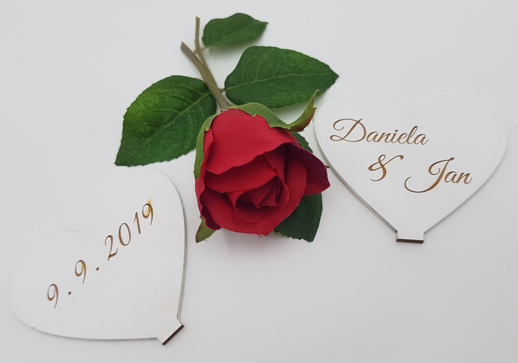 Svatební srdce barvené a gravírované dřevo