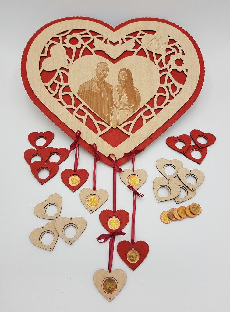 Dřevěné svatební srdce s fotografií pro novomanžele na kovové monce